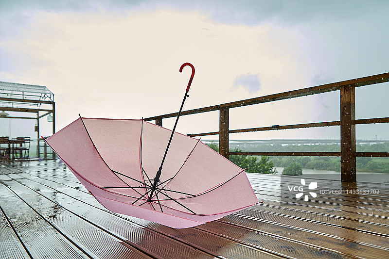 韩国的雨季，女人和雨伞图片素材