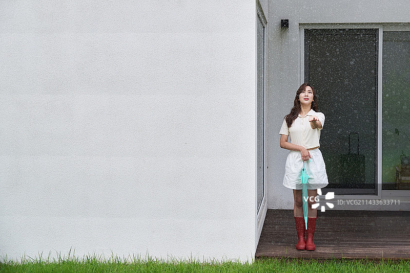 韩国的雨季，女人和雨伞图片素材