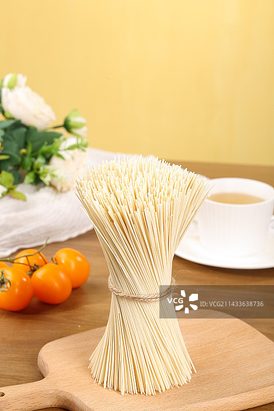 木底上的空心面图片素材