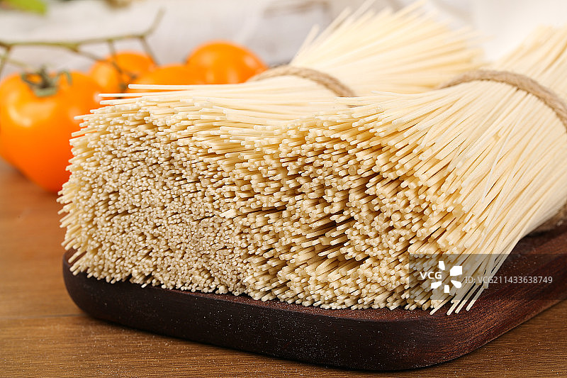 木底上的空心面图片素材