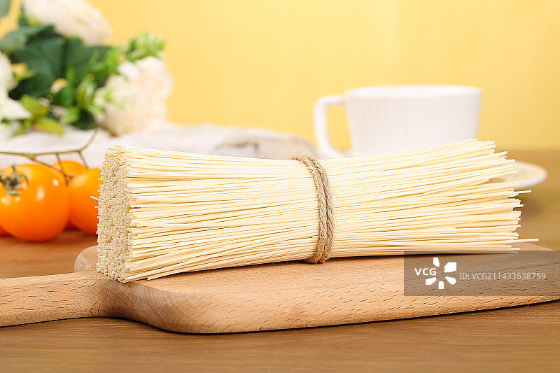 木底上的空心面图片素材