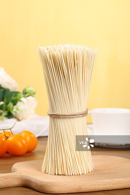 木底上的空心面图片素材