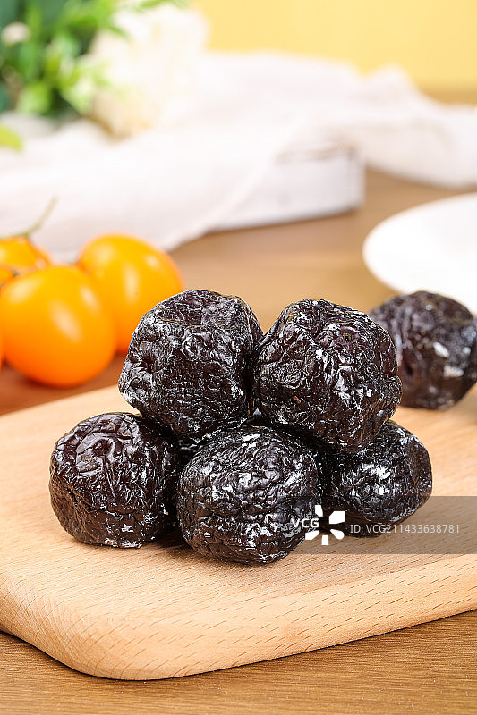 木底上的乌梅干图片素材