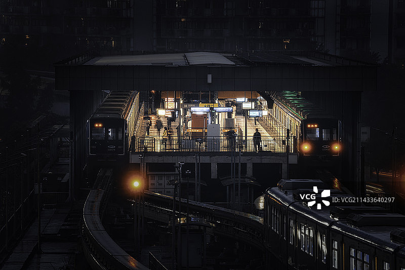 夜晚下的重庆轨道交通车站图片素材