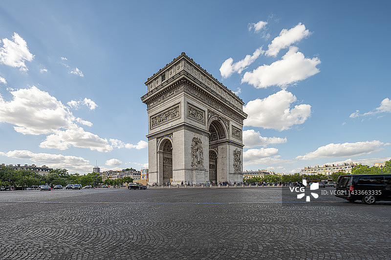 法国巴黎凯旋门外景蓝天白云图片素材