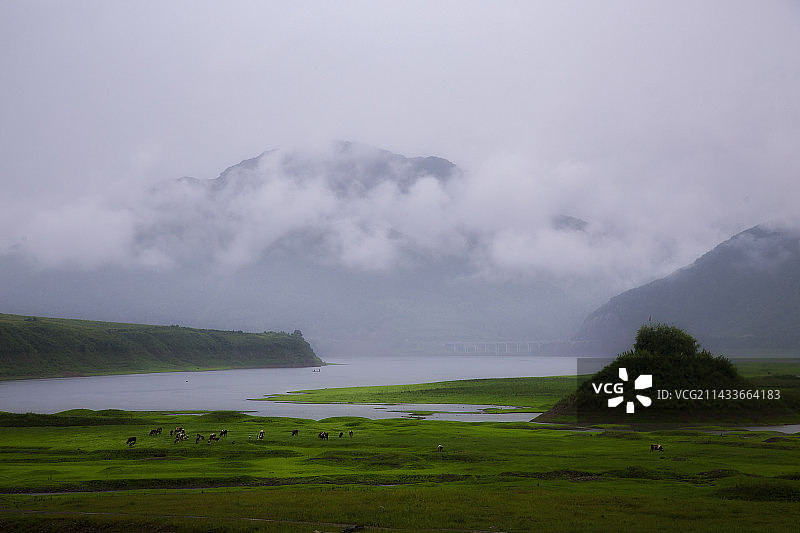 宁静的鸭绿江边图片素材