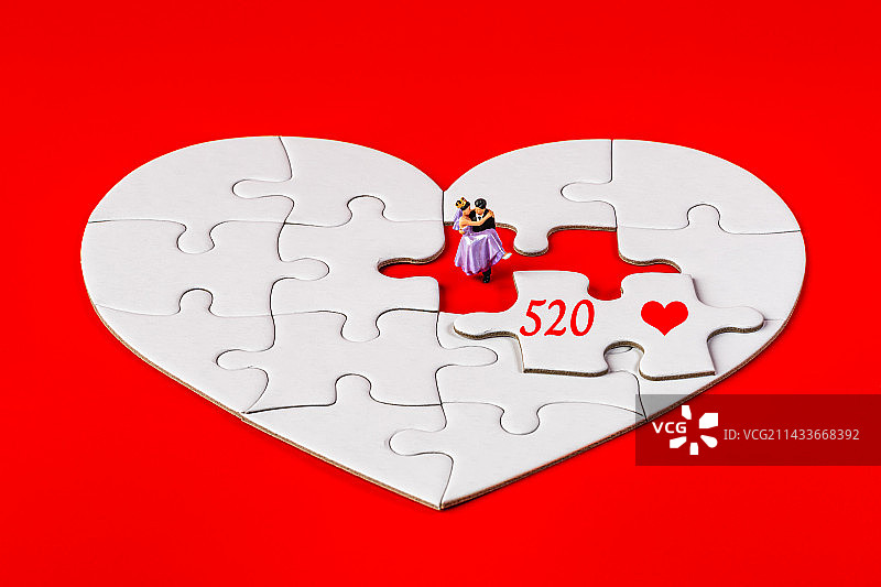 520情人节爱心拼图情侣公主抱创意微缩景观图片素材