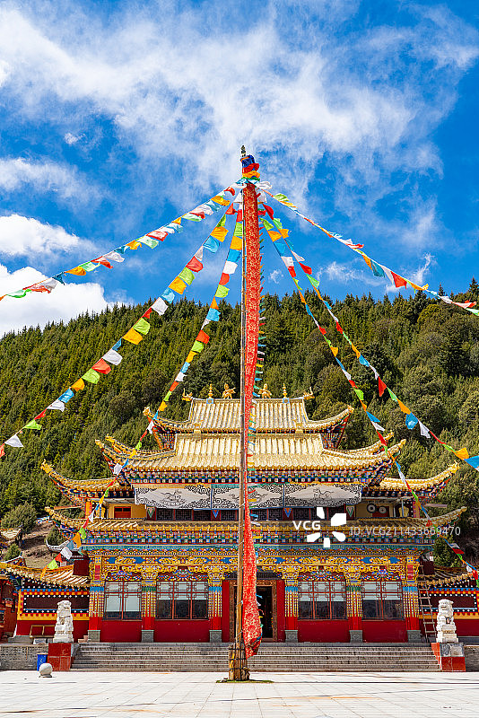 坐落在山间的金顶尕米寺图片素材