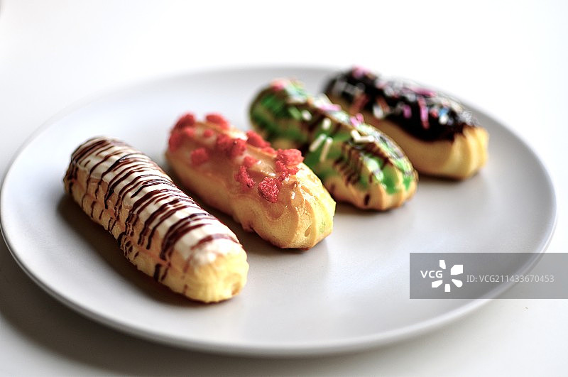 盘子里食物的特写镜头 闪电泡芙图片素材