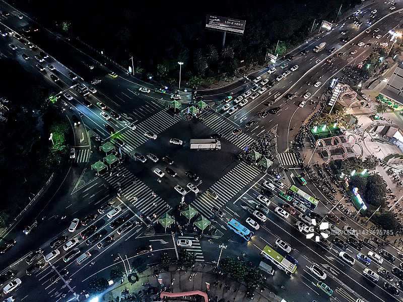 夜间城市街道的高角度视野图片素材