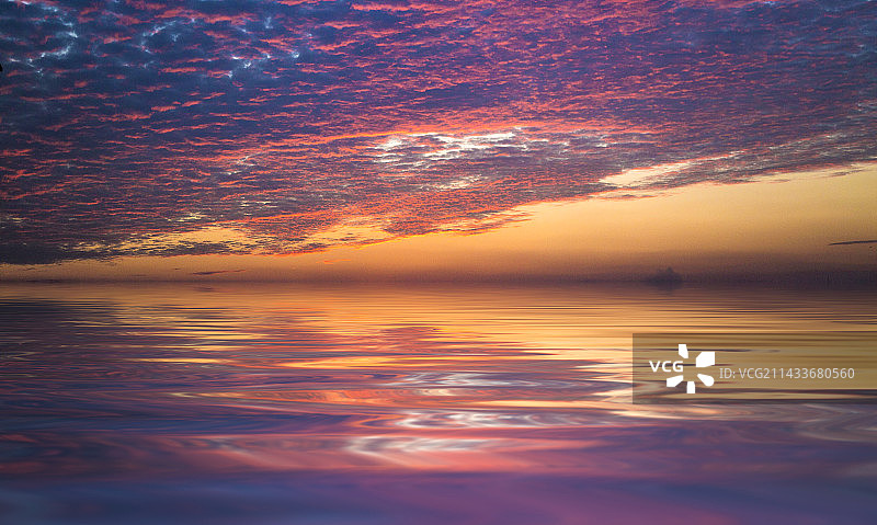 柔美梦幻的彩色天空和水面波纹倒影图片素材