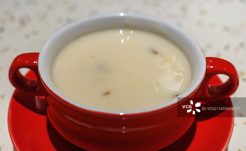 桌上汤杯特写镜头图片素材