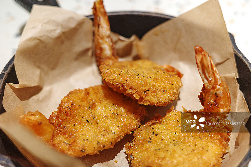 炸虾-桌上盘子里食物的特写镜头图片素材