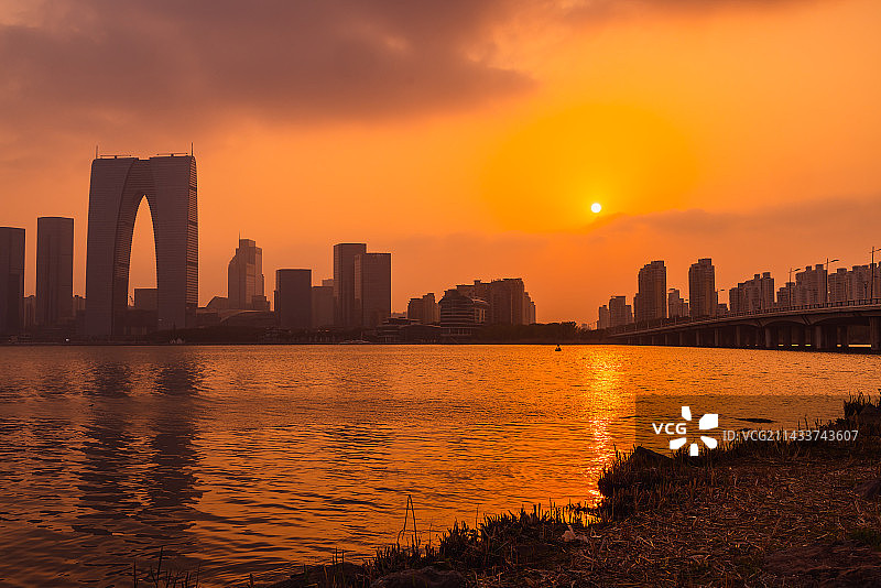 苏州玲珑湾看东方之门日落图片素材