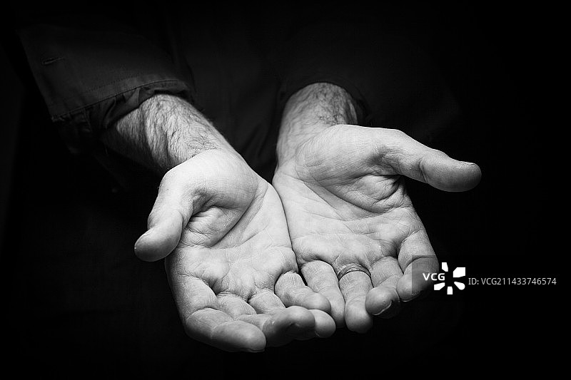 伸出乞讨的双手图片素材