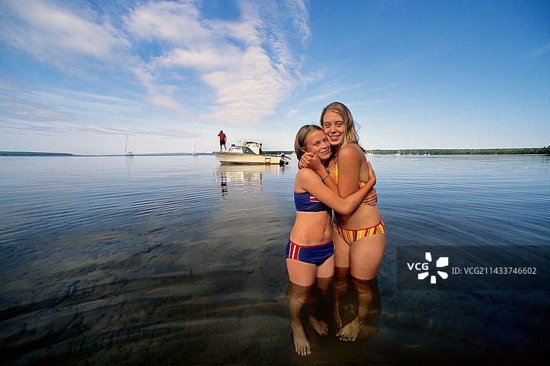 姐妹拥抱图片素材