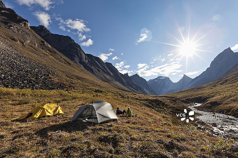 背包客和帐篷图片素材