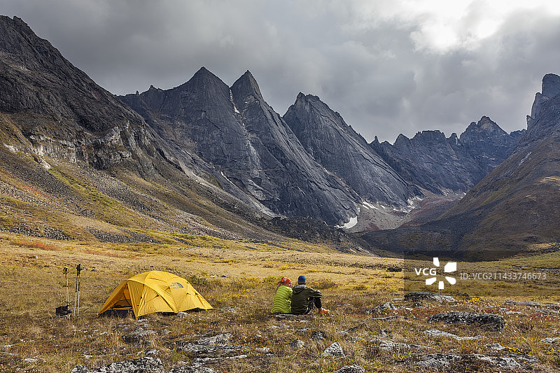 情侣在露营地放松身心图片素材