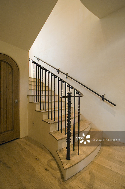 楼梯上的锻铁栏杆图片素材