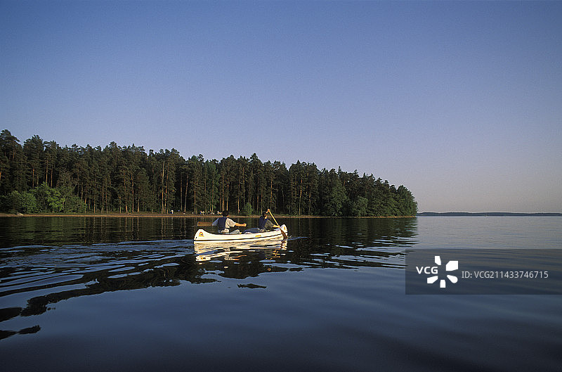 在梅拉伦湖上划独木舟图片素材