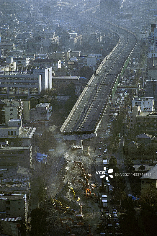 地震后阪神高速公路的清理瓦砾公路工作人员图片素材