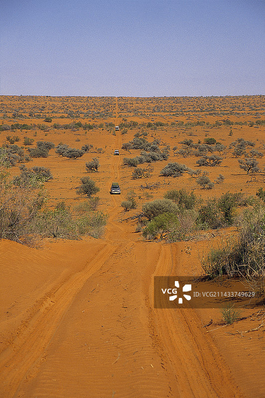 辛普森沙漠中的三辆汽车图片素材