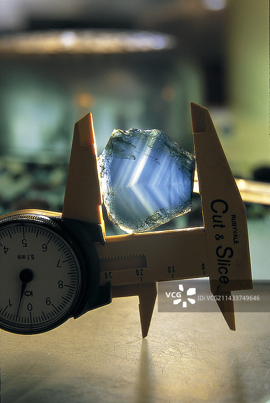 蓝色蓝宝石的六边形结构图片素材