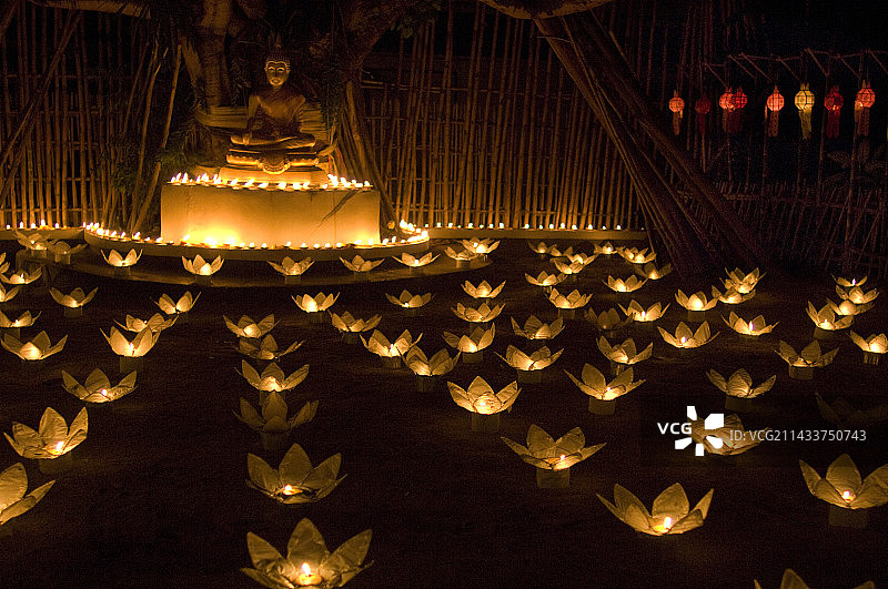 水灯节上的蜡烛和孔明灯图片素材