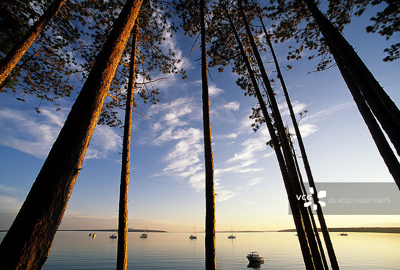 停泊在苏必利尔湖斯托克顿岛附近的船只图片素材