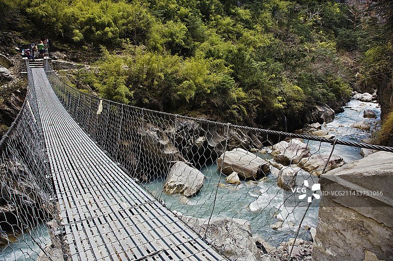 纳尔普河上的悬索桥图片素材