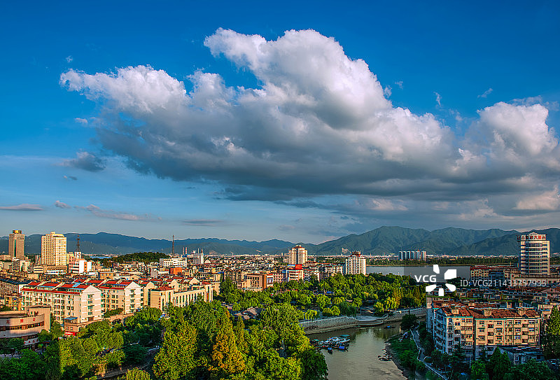 富春江边富阳城图片素材