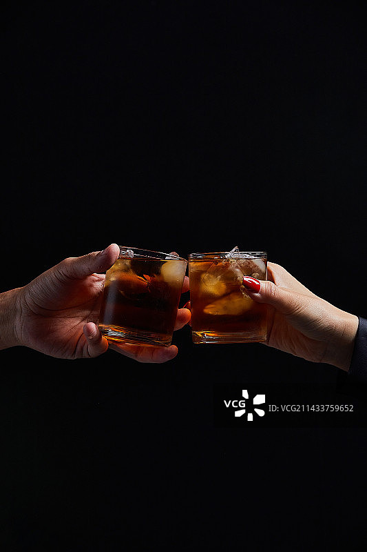 手势与威士忌酒杯图片素材