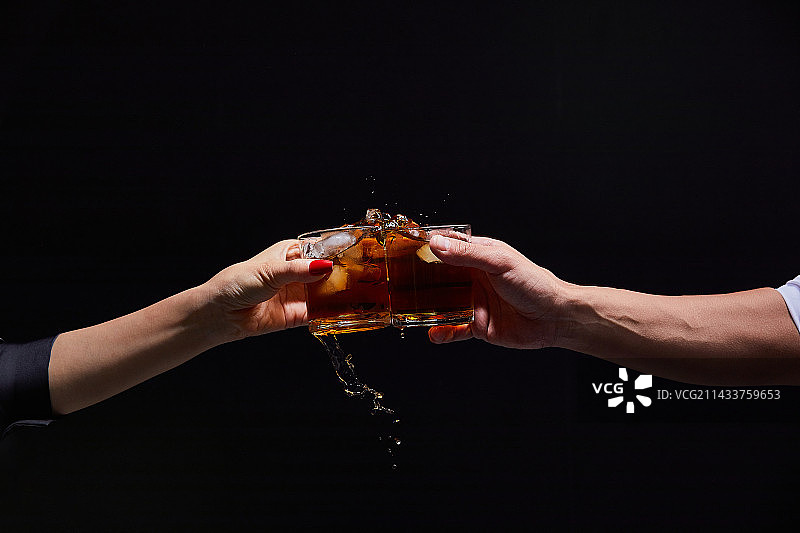 手势与威士忌酒杯图片素材