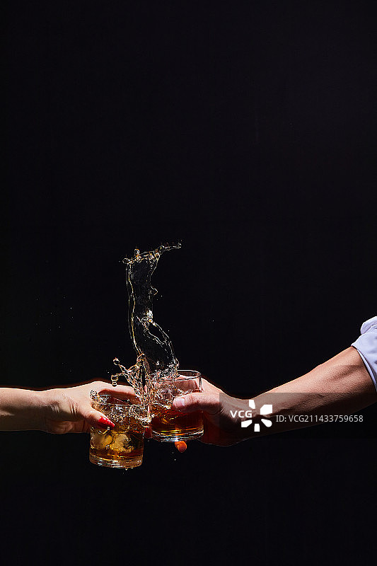 手势与威士忌酒杯图片素材