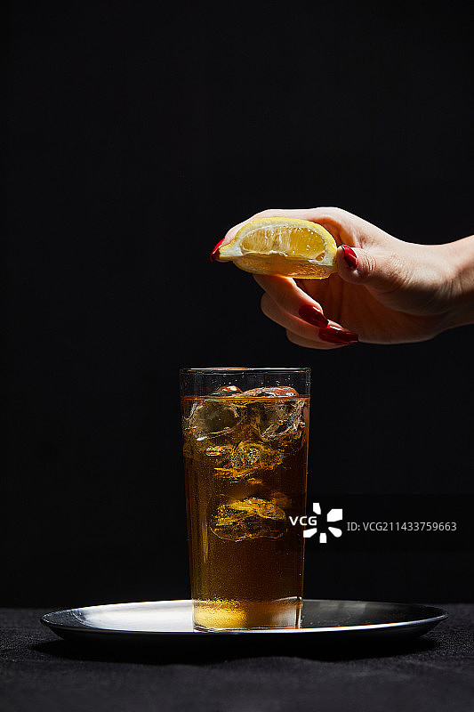 人手、手势、威士忌、朗姆酒、烈酒、玻璃杯、柠檬、高杯酒、挤压图片素材