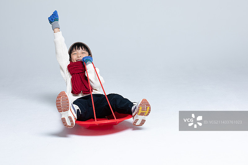 冬季男孩玩雪橇快乐图片素材