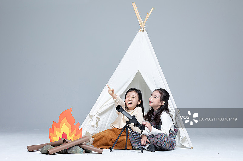 使用天文望远镜的微笑女孩图片素材