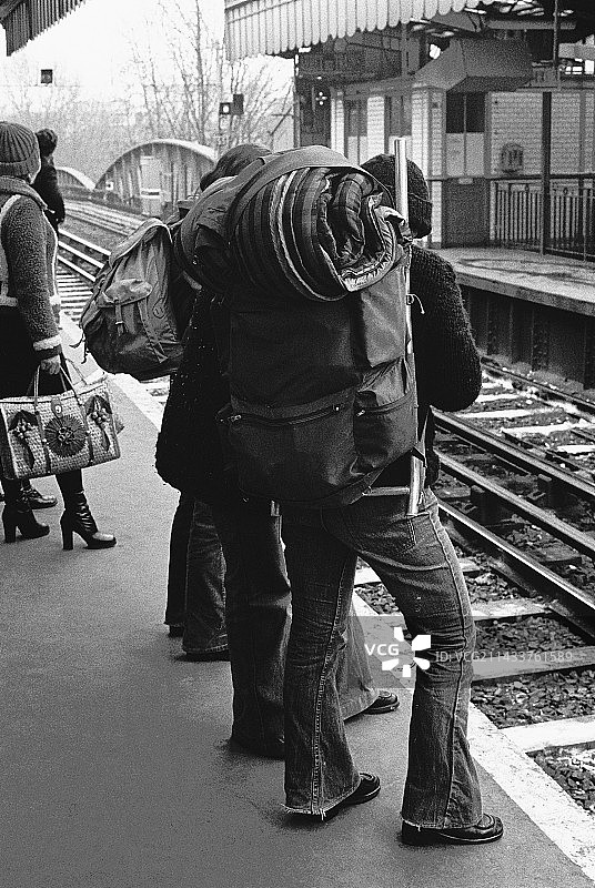 火车站的背包客图片素材