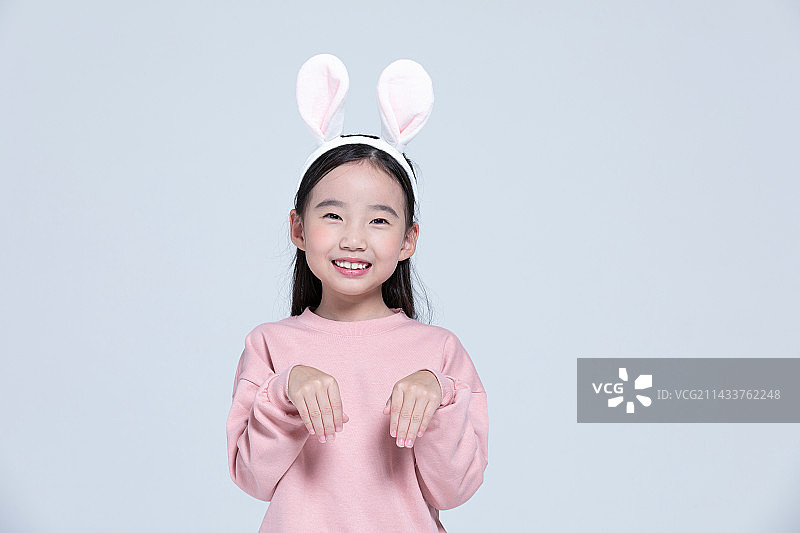 儿童，兔子耳朵发箍，兔年，可爱，微笑图片素材