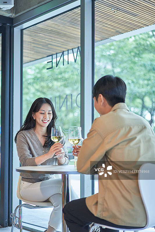 韩国异性情侣约会日间饮酒图片素材