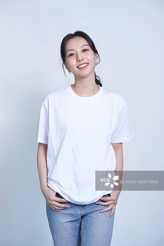 韩国室内白T恤图片素材