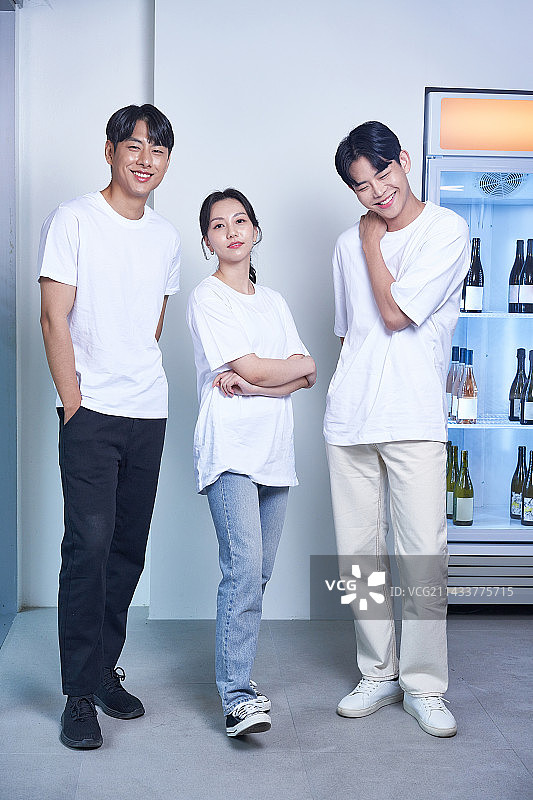 韩国室内白T恤图片素材