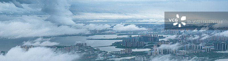 云层下的汤逊湖图片素材
