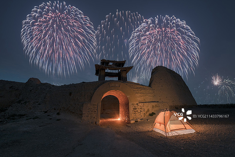甘肃省白银市景泰县寺滩乡永泰古城星空露营地烟花秀图片素材