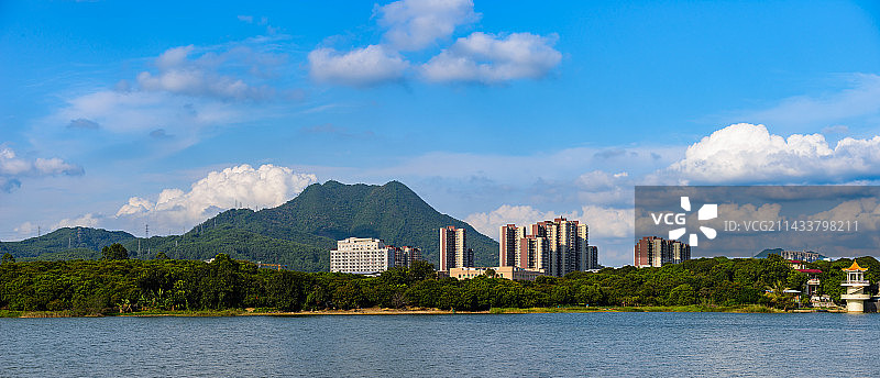 蓝天白云下的山水城镇风光图片素材