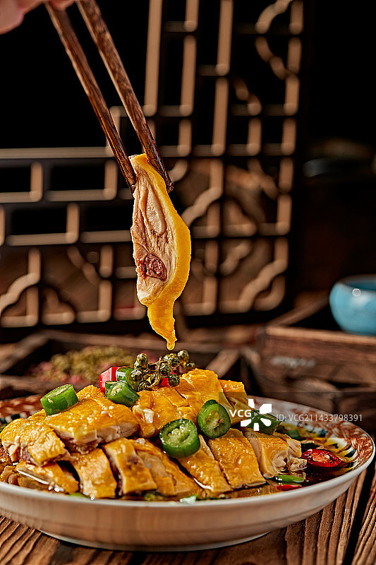 葱香藤椒香辣口水鸡图片素材