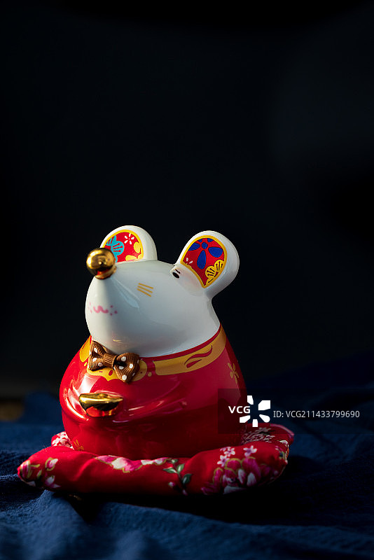 生肖鼠年鼠陶瓷摆件存钱罐图片素材