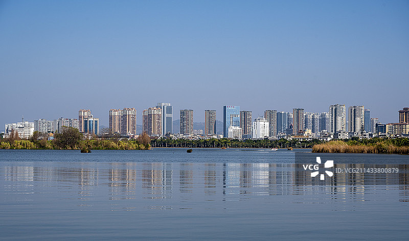 云南弥勒湖泉生态园和城市建设图片素材