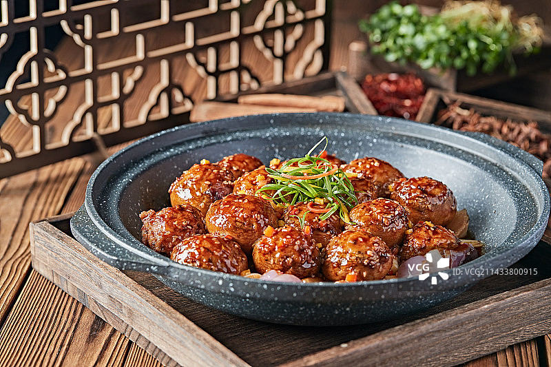 砂锅洋葱蒜子酱烧肉馅酿口蘑图片素材