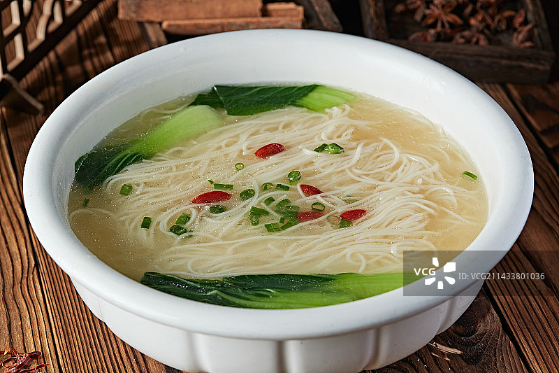 鲜鸡汤煮挂面图片素材